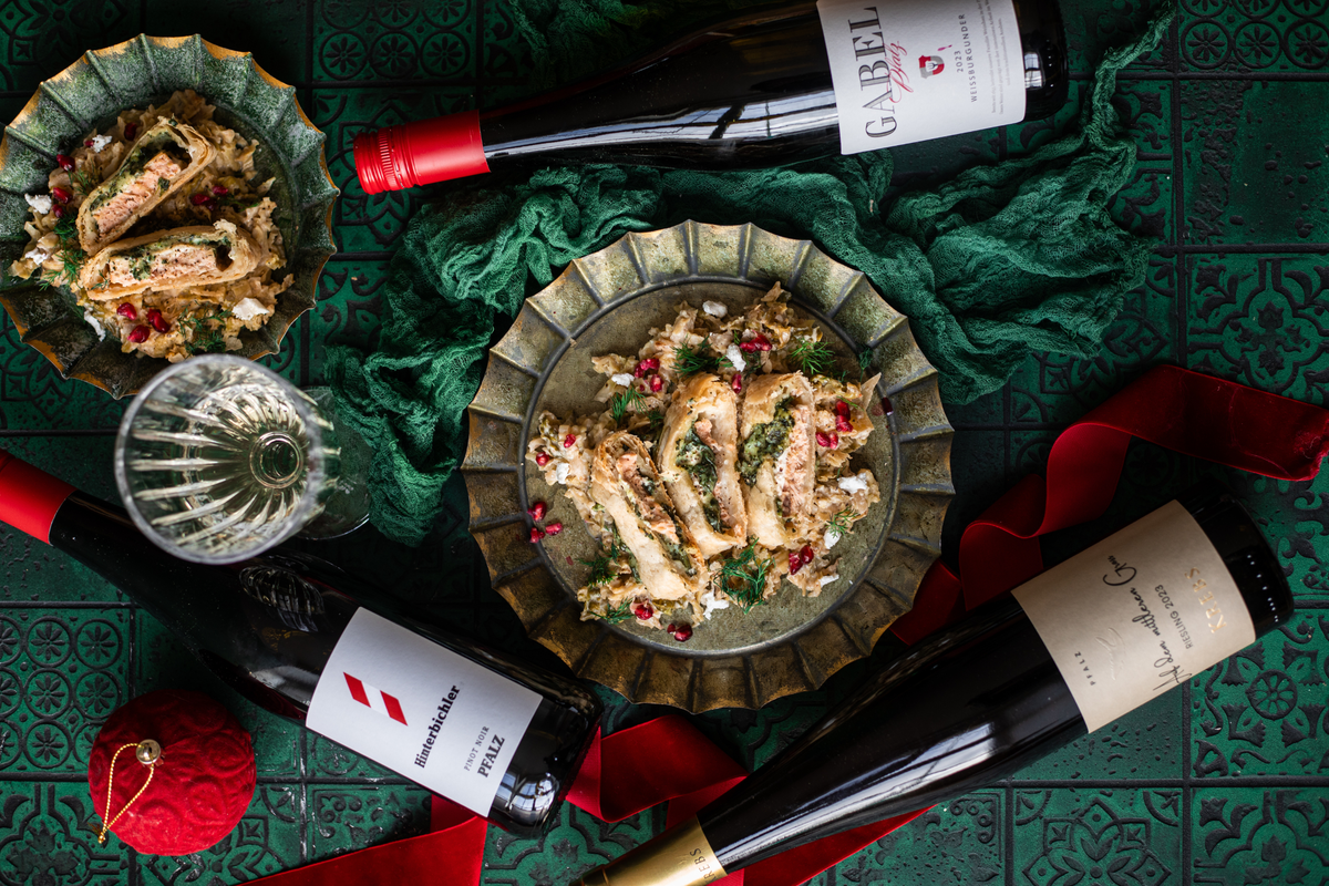 Fischstrudel zu Weihnachten mit Kräuterfüllung und winterlichem Gemüse
