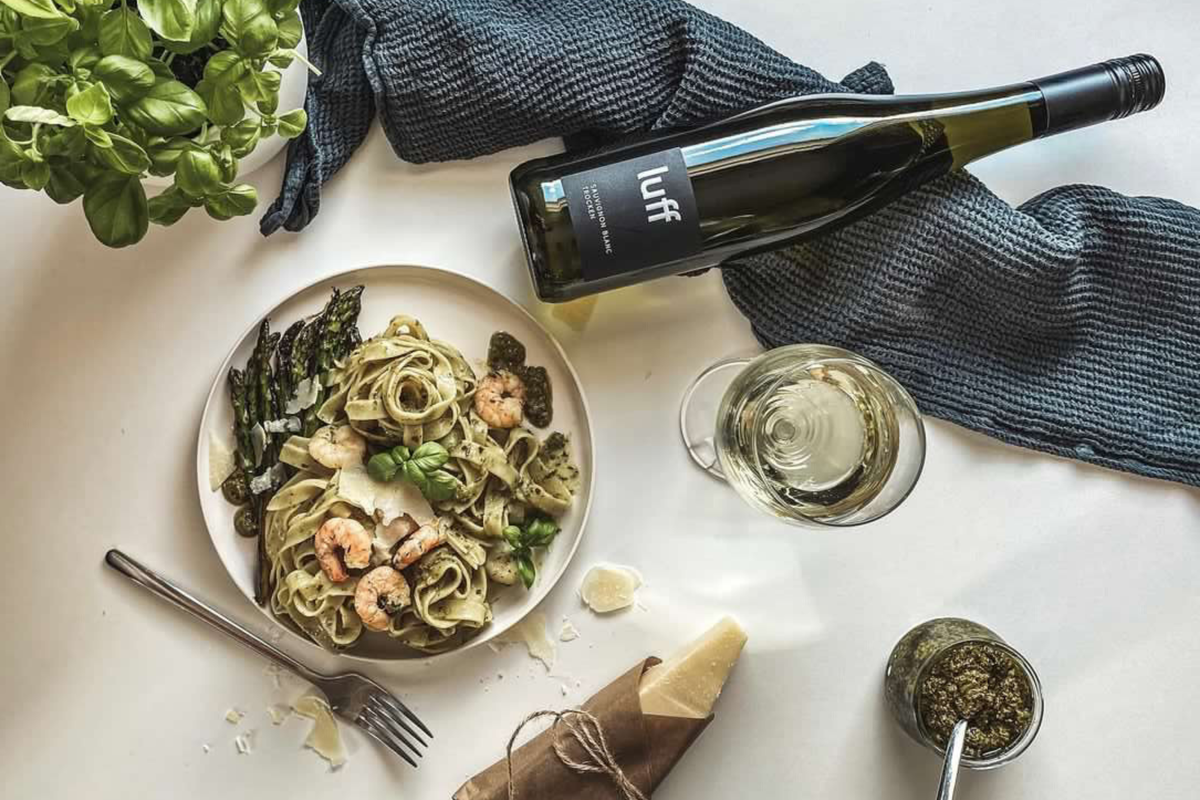 Garnelen-Pasta mit Basilikum-Pesto und grünem Spargel