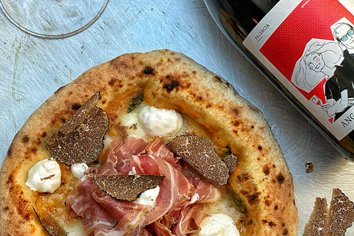 Steinofen-Pizza mit Stracciatella di Bufala, Pancetta und Trüffel
