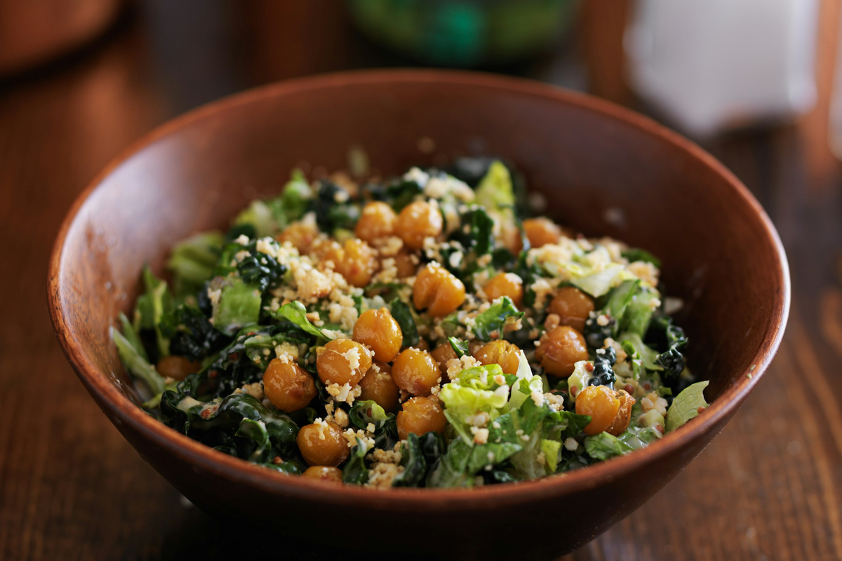 Quinoa-Tabouleh-Salat mit gebackenem Honig-Feta und Röstgemüse