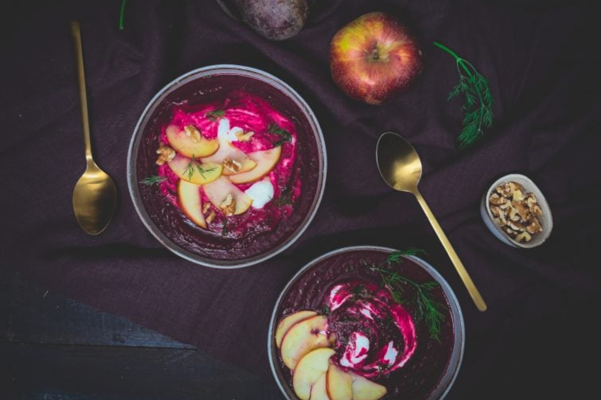Rote Beete Suppe mit Walnuss-Ziegenkäse Topping