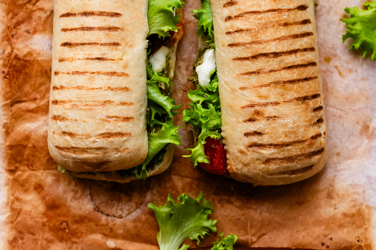 Mozzarella-Sandwich mit Aprikosen-Tomaten-Pesto