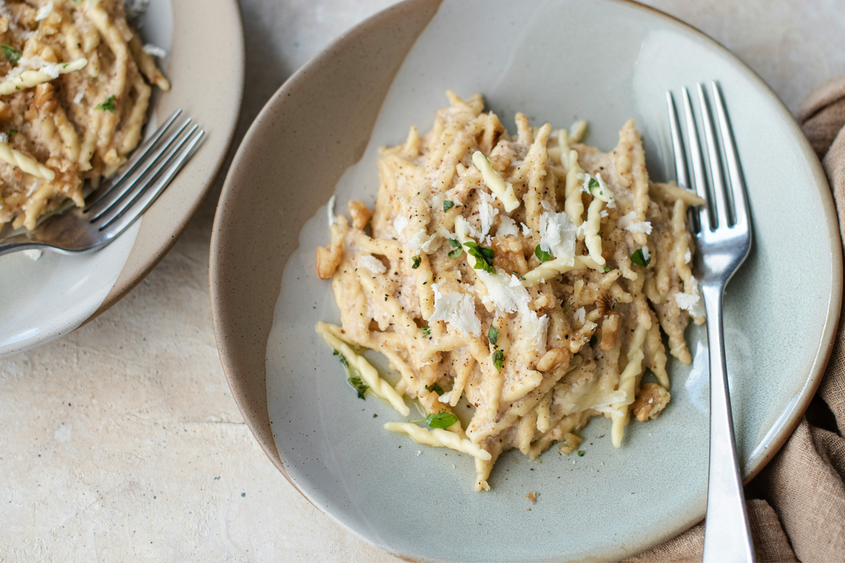 Alpine Käsespätzle-Pfanne mit Birne und Bacon