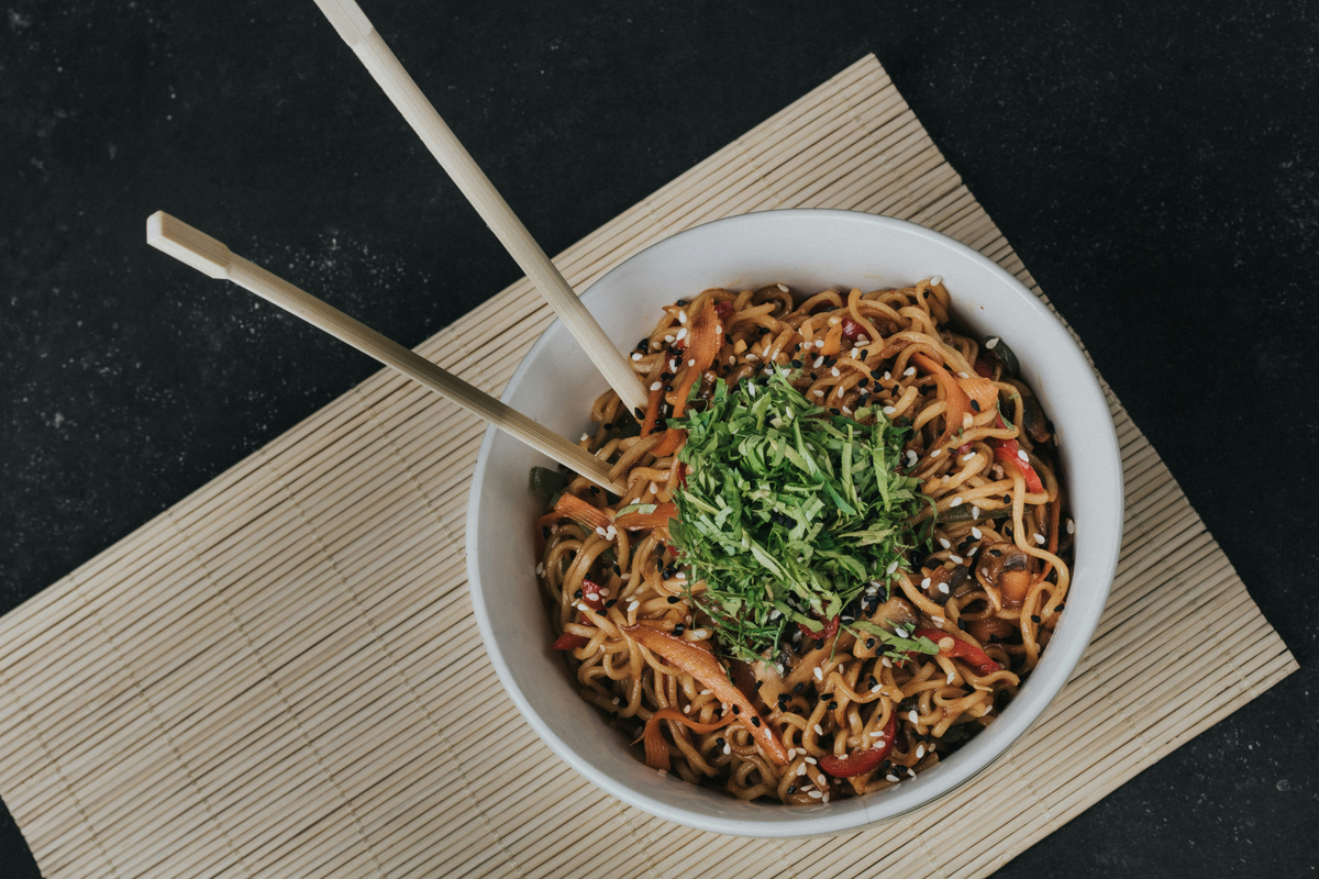 Spaghettisalat mit Haselnuss-Karotten-Pesto