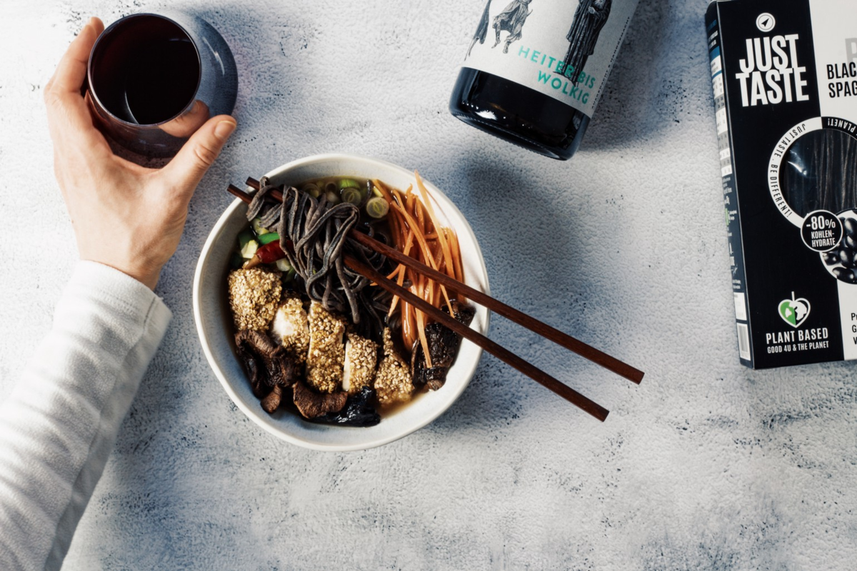 Ramen mit Black Bean Spaghetti und knusprigem Sesamhähnchen