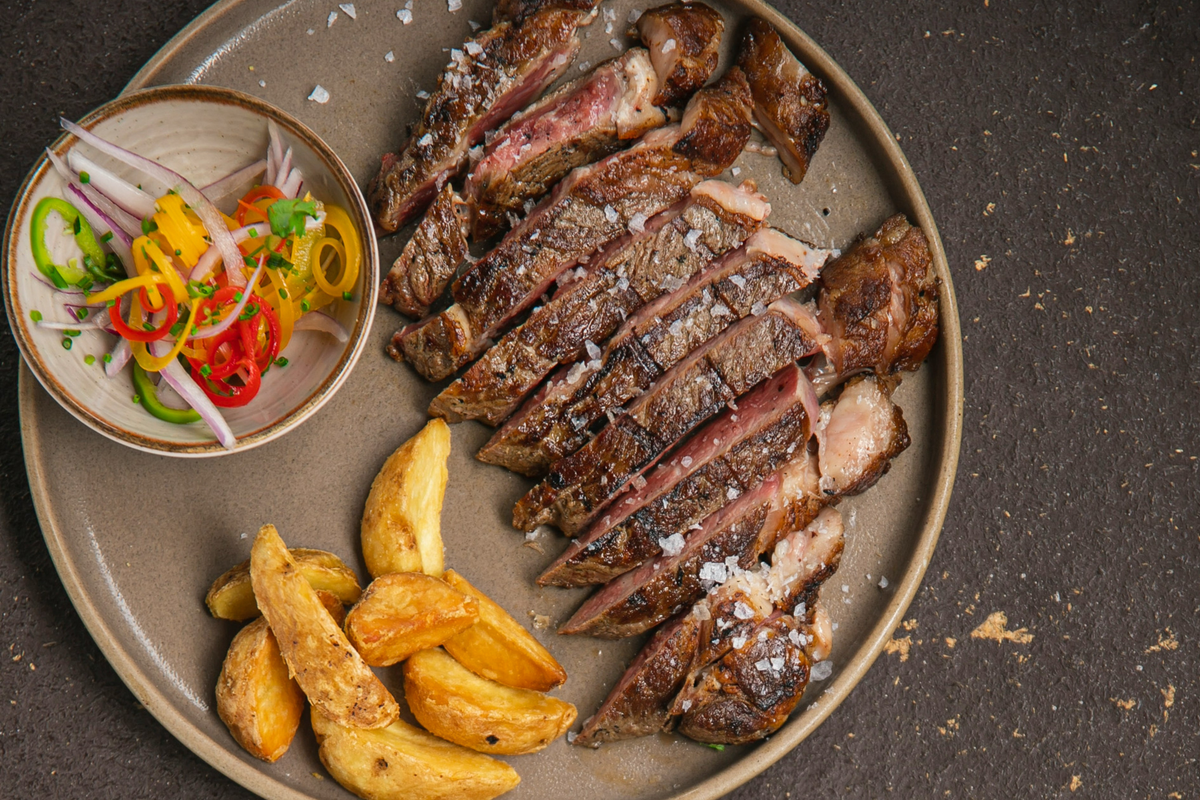 Brisket mit Coleslaw und Potato Wedges