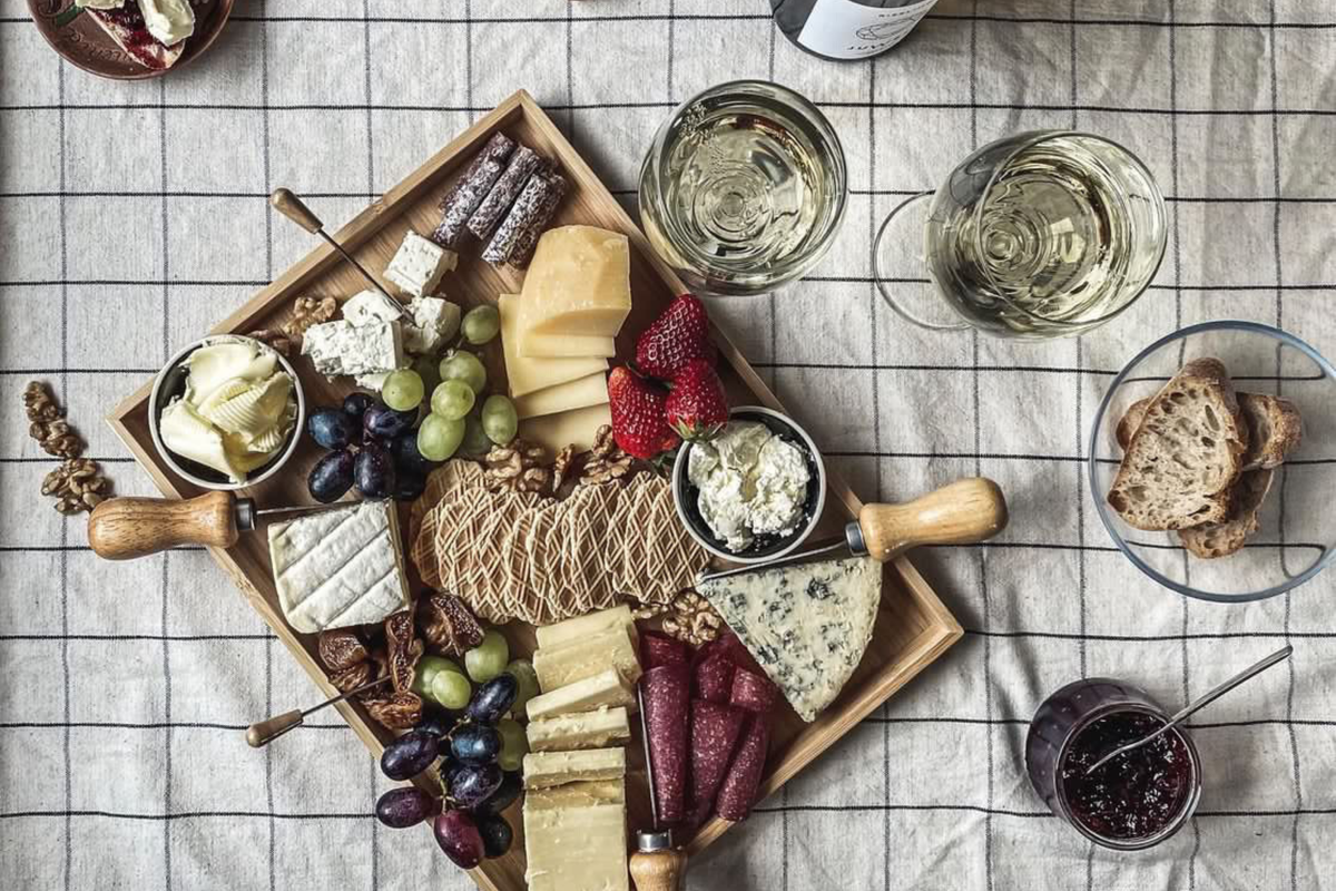 Charcuterie Board mit Weinauswahl