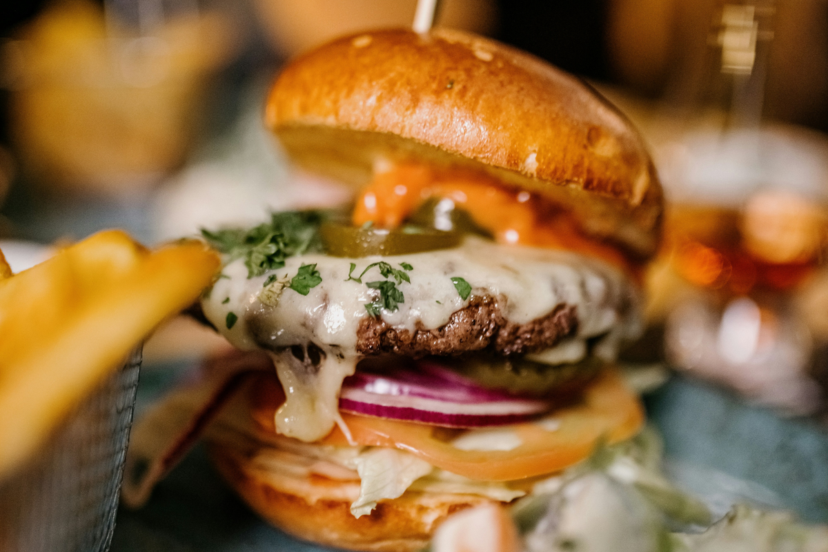 Cheeseburger mit karamellisierten Zwiebeln