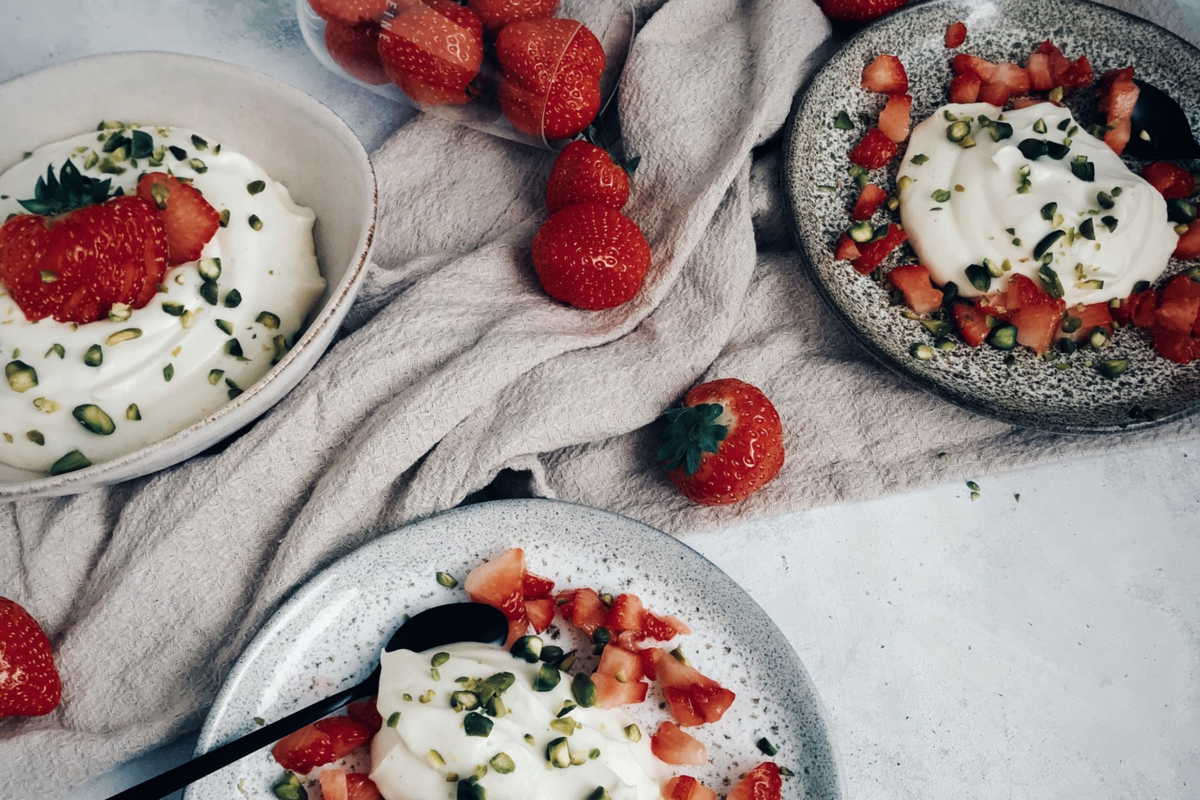 Weiße Schokoladencreme mit Pistazien und Erdbeeren