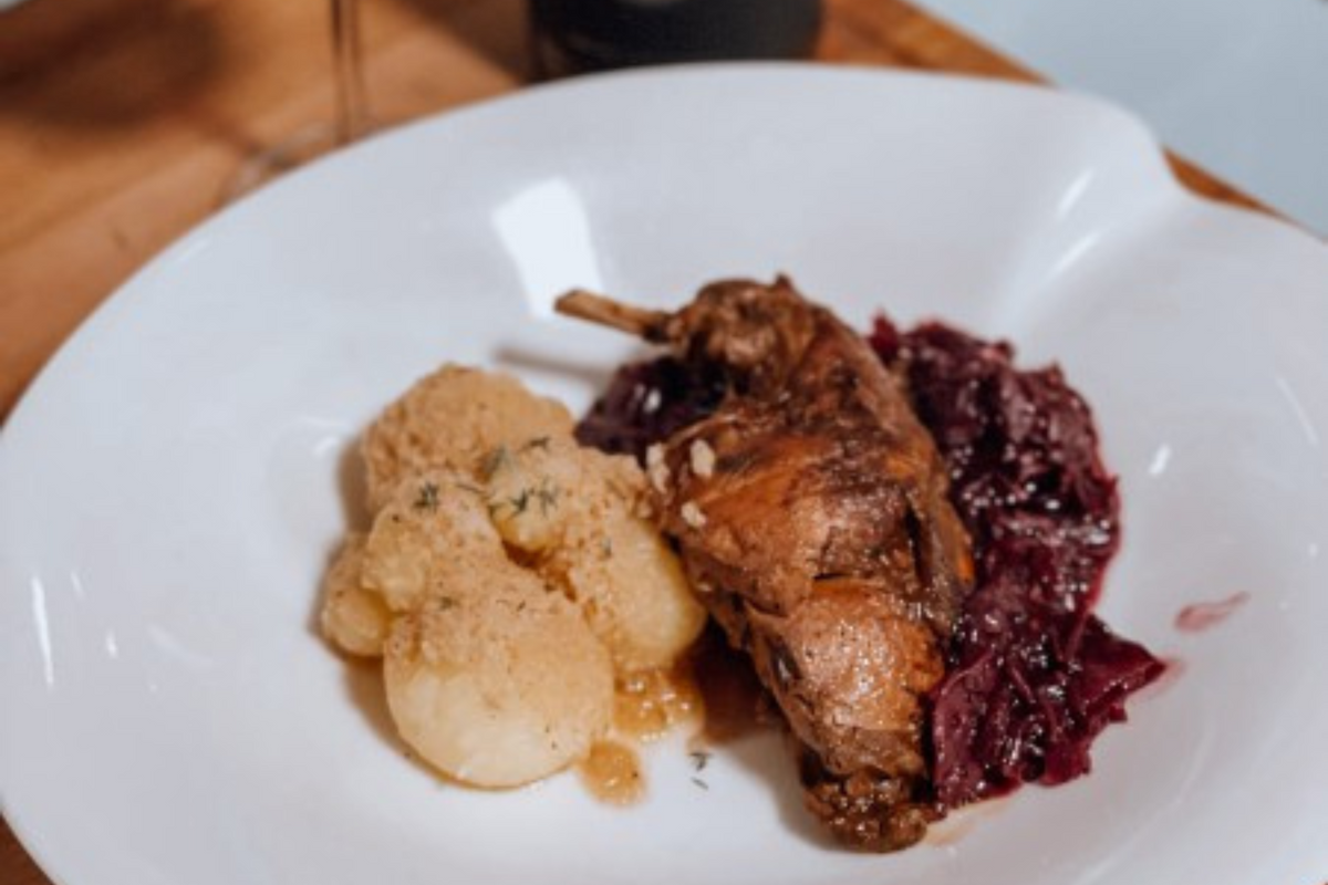 Weihnachtsdinner: Geschmortes Kaninchen mit Blaukraut und Kartoffelklössen