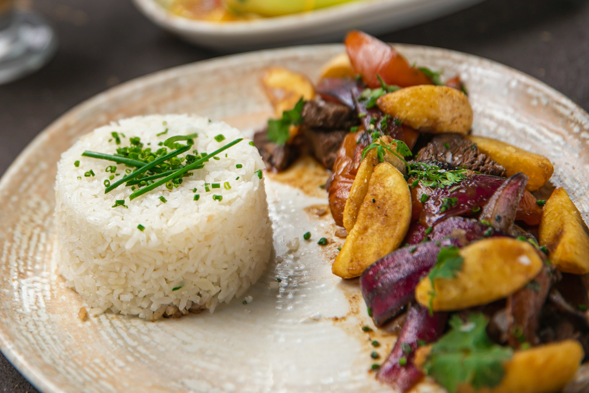 Lomo Saltado – Peruanisches Rindfleischgericht mit Gemüse