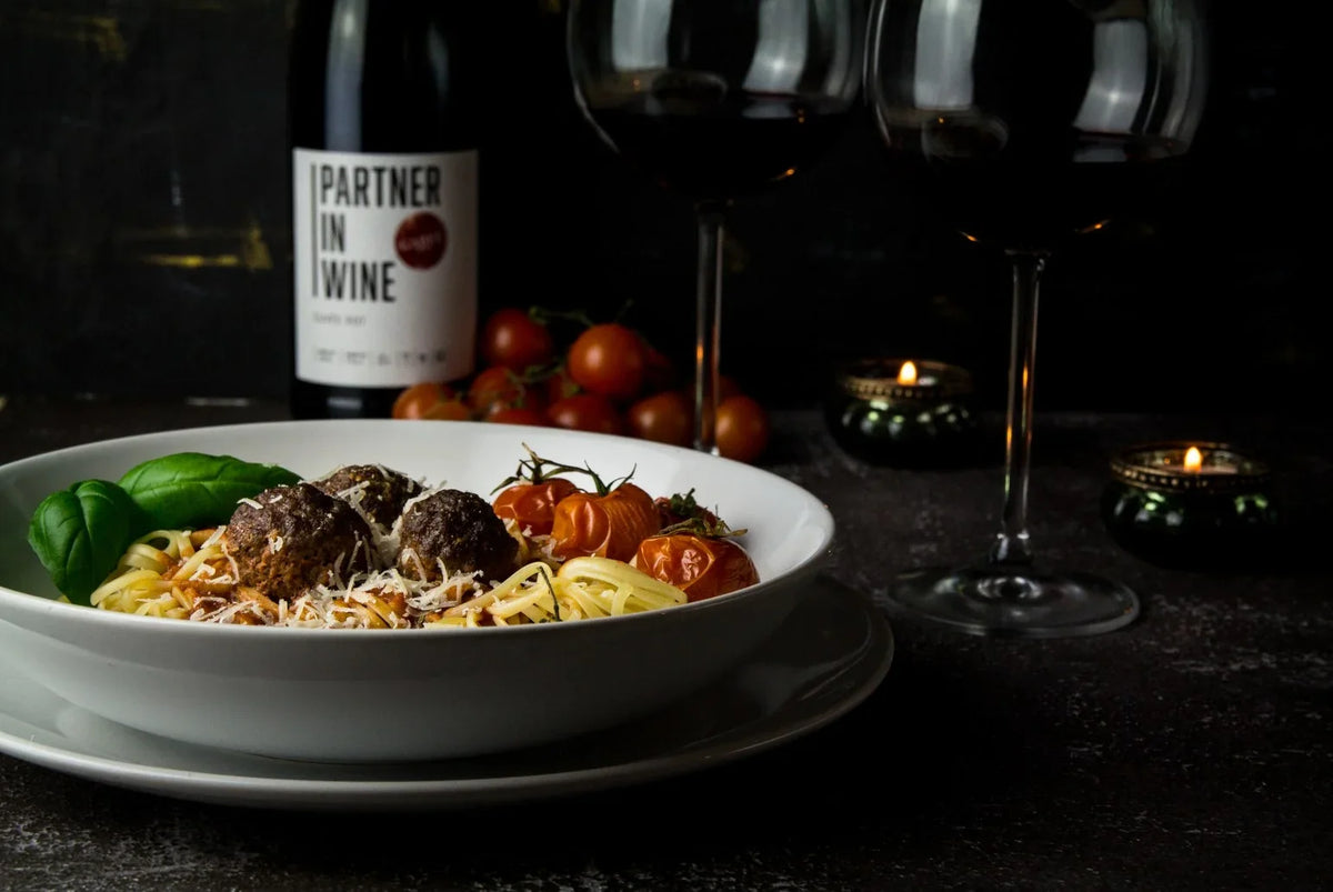 Gefüllte Mozzarella-Meatballs auf Linguine und Tomatensoße