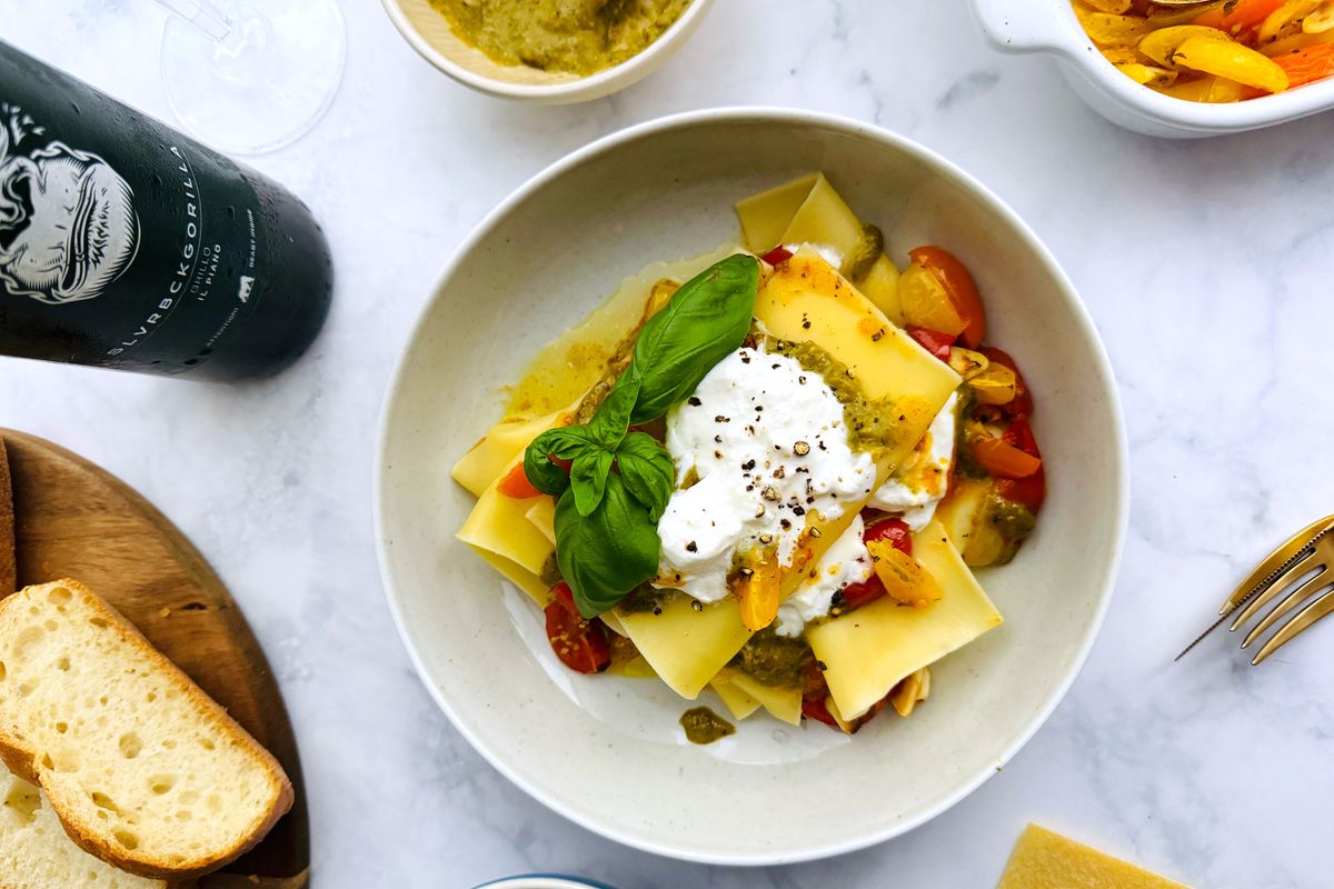 Offene Sommerlasagne mit Ofentomaten, Pesto und Burrata
