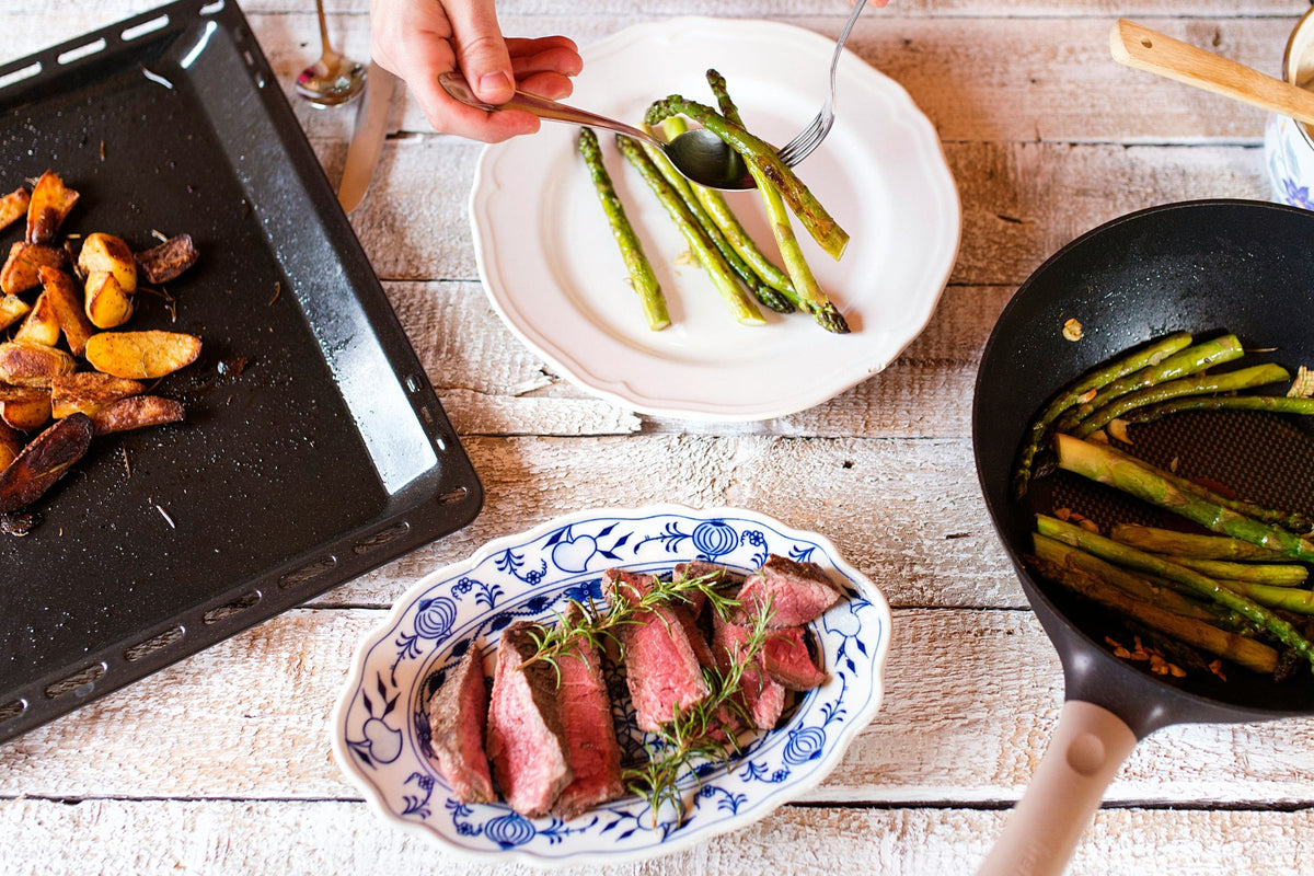 Rindersteak mit grünem Spargel