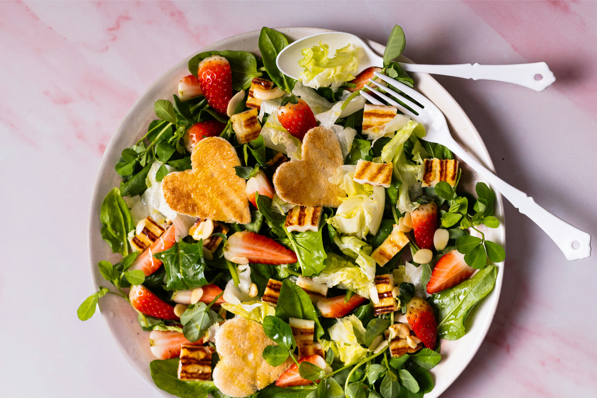 Halloumi-Spinat-Salat mit Pesto-Dressing