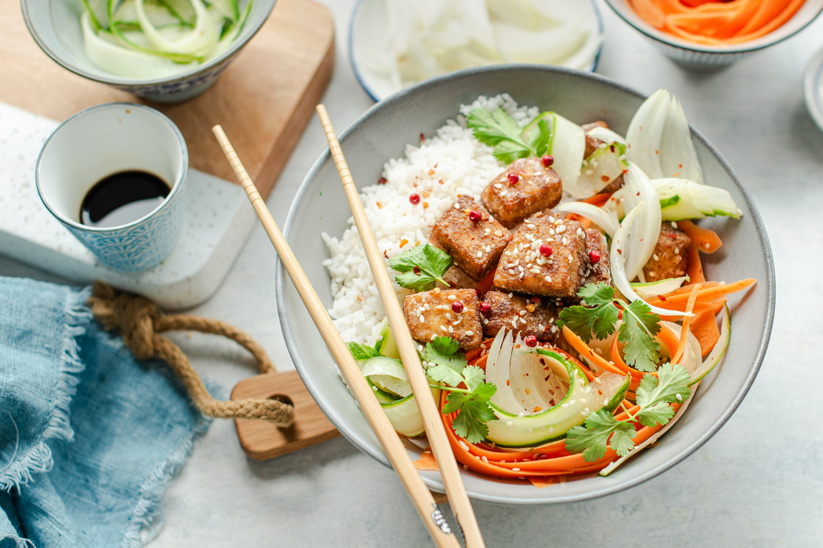 Vegane Rainbow Poke-Bowl mit Erdnuss-Sauce