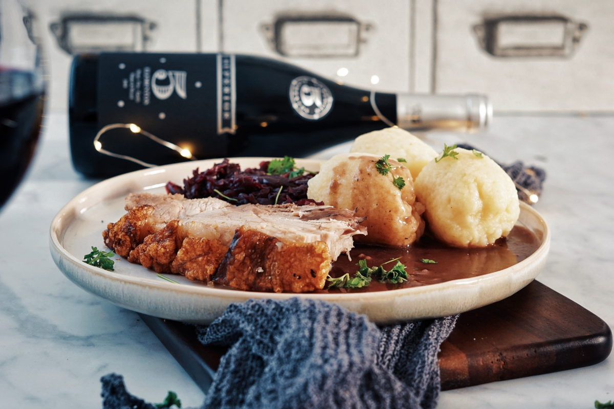 Schweinekrustenbraten mit Knödel und Rotkraut